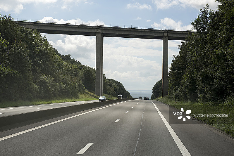 比利时瓦隆大区那慕尔省，Custinne附近高速公路上的交通图片素材