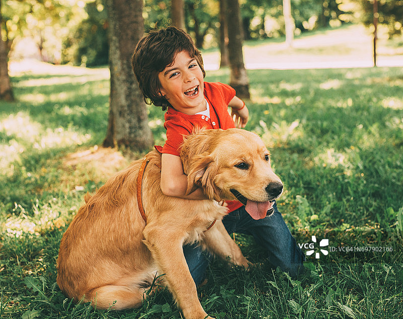 和小狗玩耍的小男孩图片素材