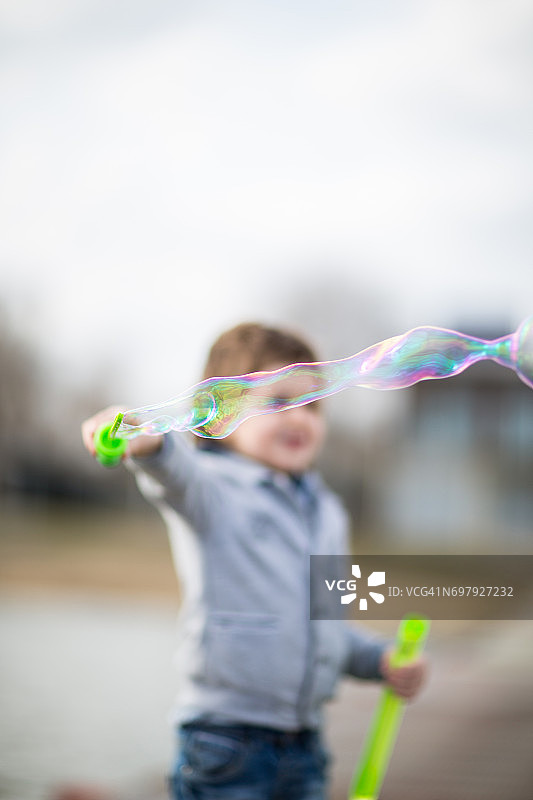 户外玩泡泡的快乐儿童图片素材