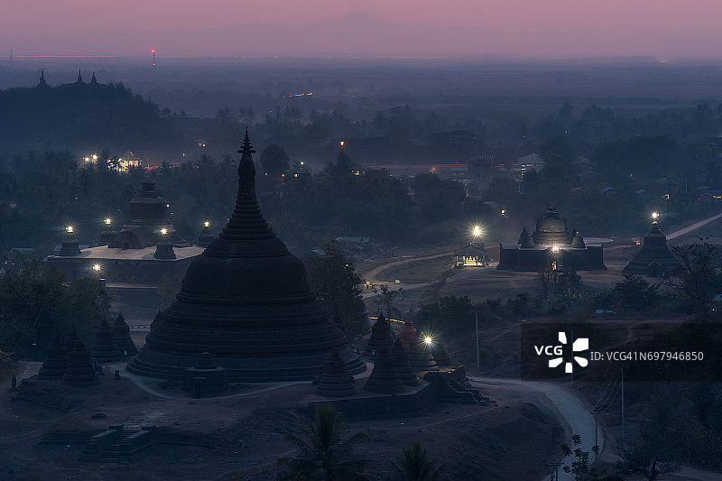 缅甸若开邦妙乌寺庙和佛塔的暮光景色图片素材