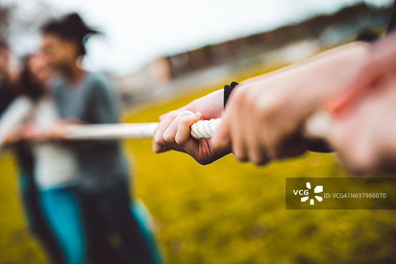 朋友们享受拔河比赛的乐趣图片素材
