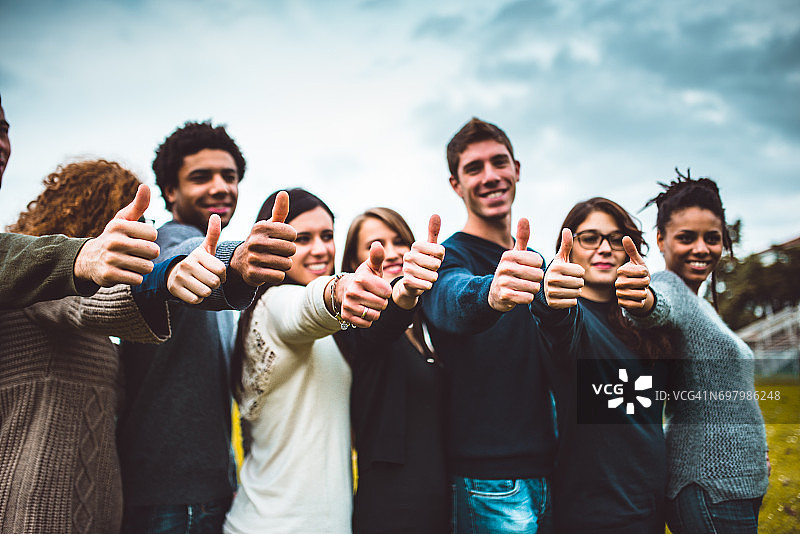 为胜利点赞的快乐朋友图片素材
