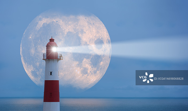 灯塔和月亮图片素材