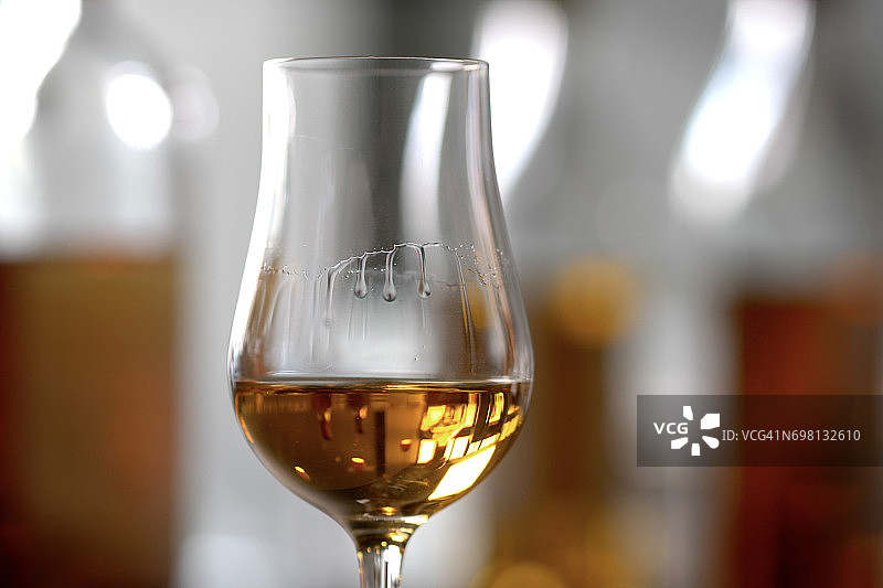 漂亮玻璃杯上的腿图片素材