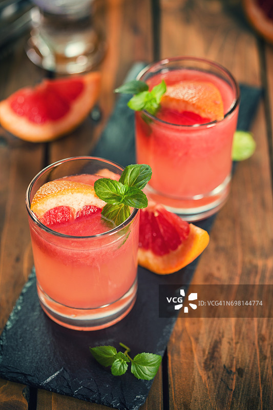 新鲜葡萄柚龙舌兰帕洛玛鸡尾酒图片素材