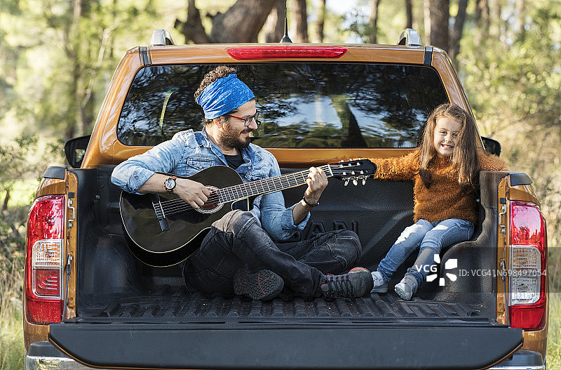 父女在皮卡车里图片素材
