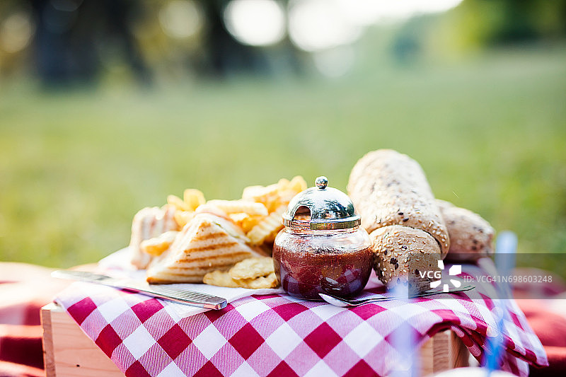 野餐食物在铺好的桌子上的特写图片素材