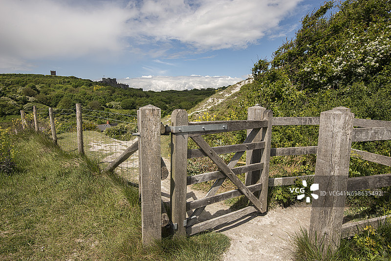 白色悬崖小径上的梯凳和门，背景是多佛城堡图片素材