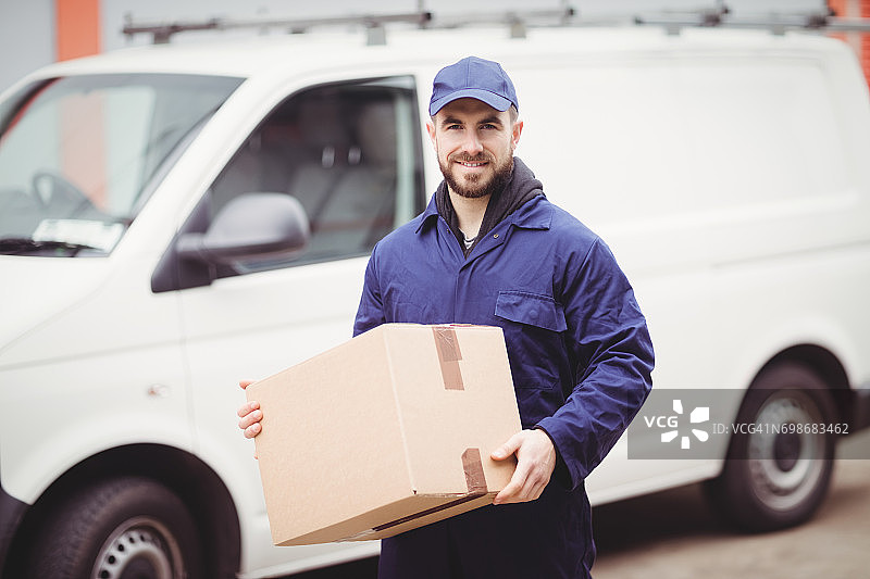 送货员手提箱子图片素材