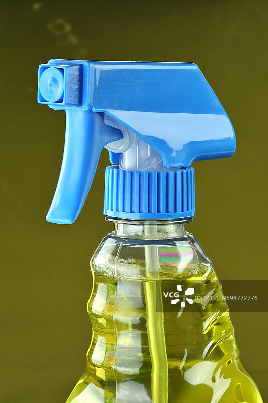 喷雾瓶中的工业清洁和消毒产品图片素材
