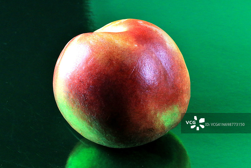 绿色背景上的油桃水果图片素材