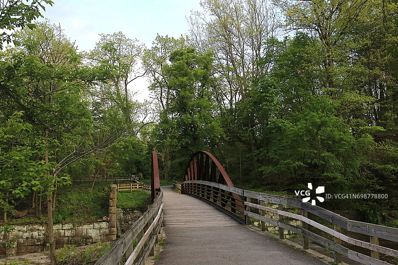 凯霍加河上的小径桥梁，凯霍加谷国家公园，阿克伦，俄亥俄州，美国图片素材