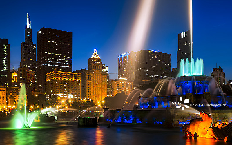 夜晚，白金汉喷泉，芝加哥，伊利诺伊州，美国图片素材