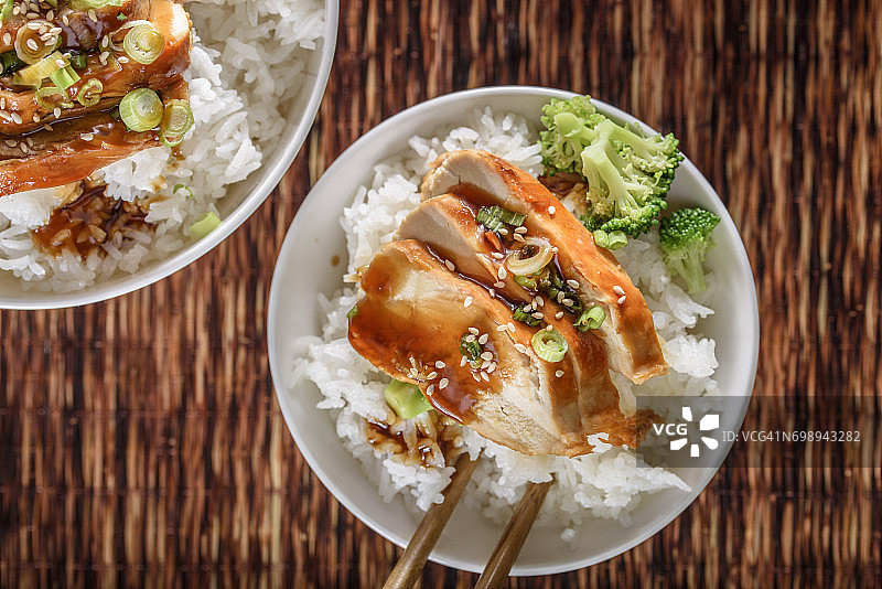 照烧酱烤鸡胸肉配米饭图片素材