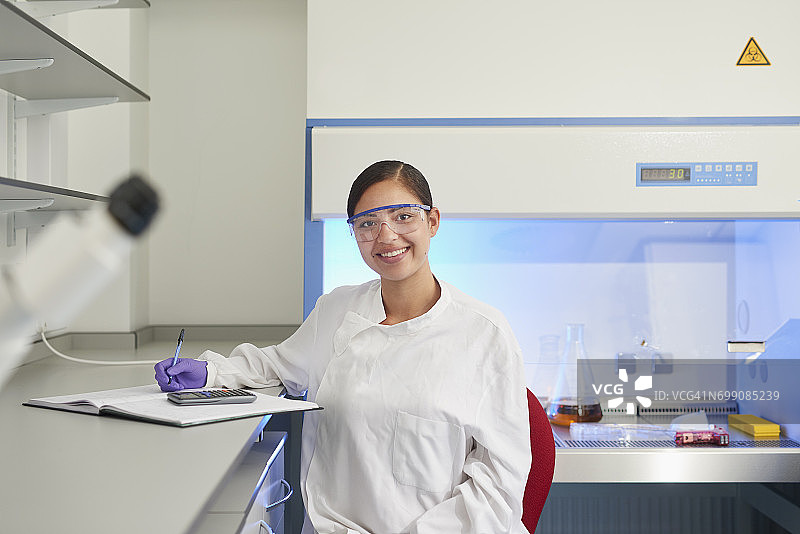 在实验室里看着镜头微笑的科学家肖像图片素材