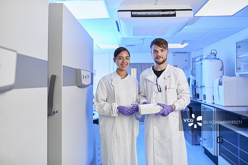 在实验室里看着镜头的科学家图片素材