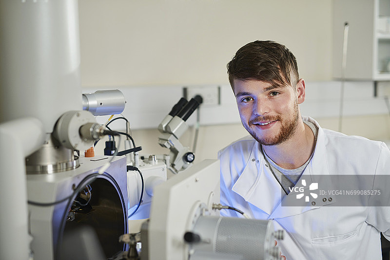 实验室里微笑看着镜头的科学家肖像图片素材