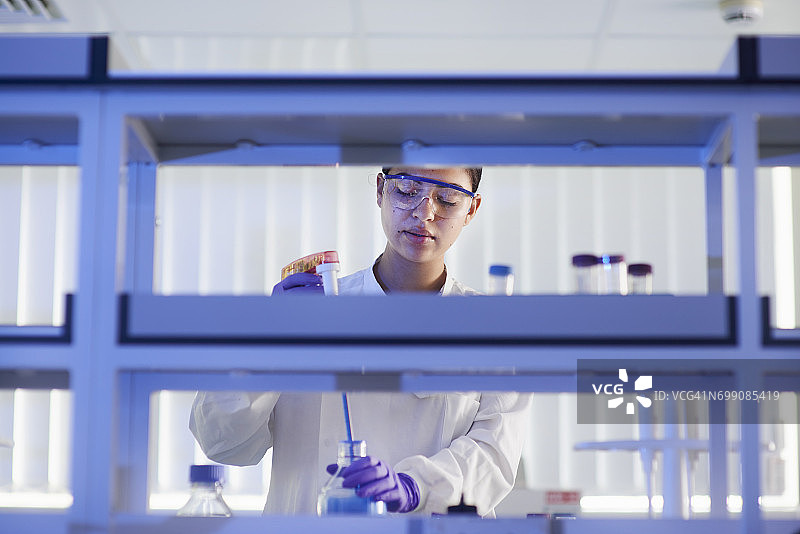 在实验室使用电子移液器的科学家图片素材