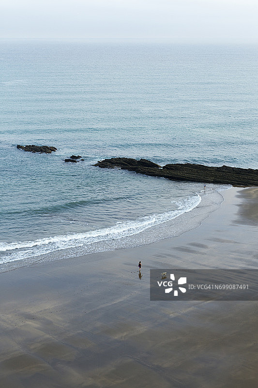 一名女子晨间散步图片素材