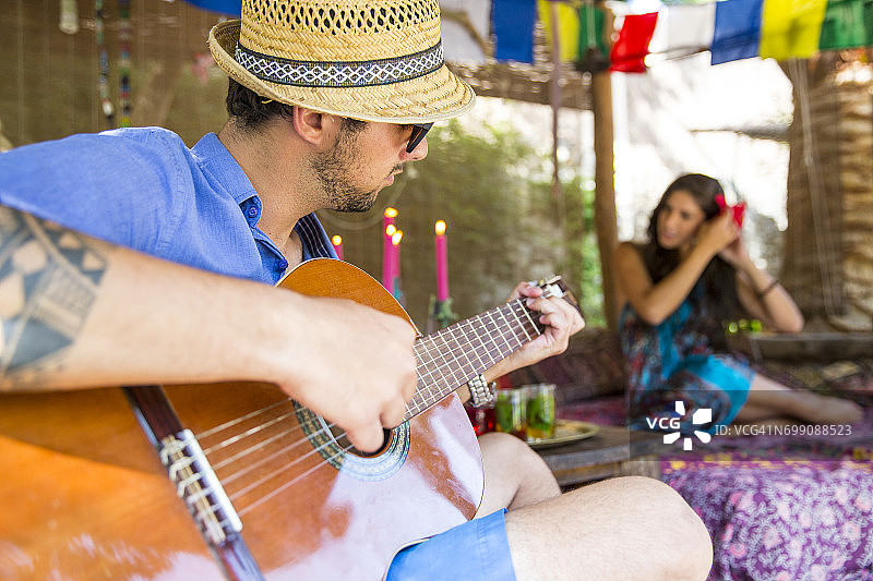 男人弹吉他为女人小夜曲图片素材