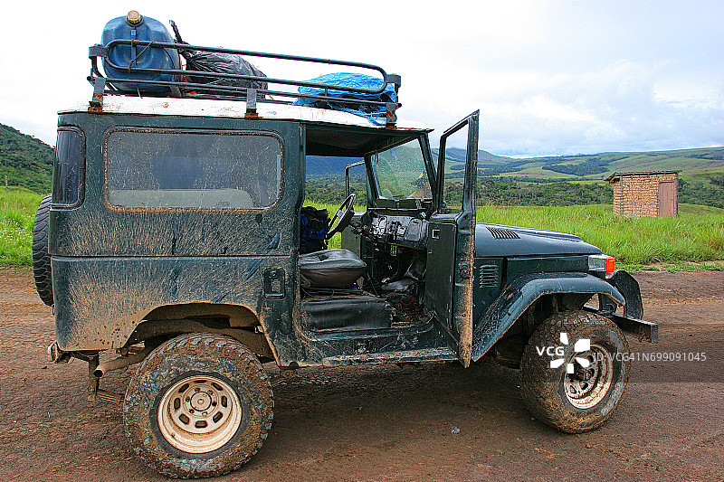 到达委内瑞拉罗赖马山底部所需的四驱车。玻利瓦尔州，南美洲图片素材