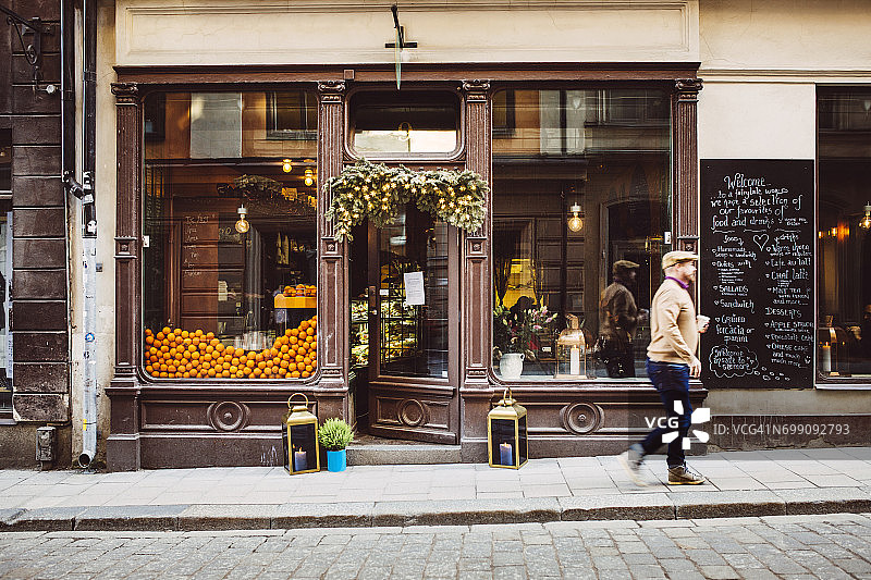 瑞典斯德哥尔摩老城区咖啡馆旁的行人图片素材