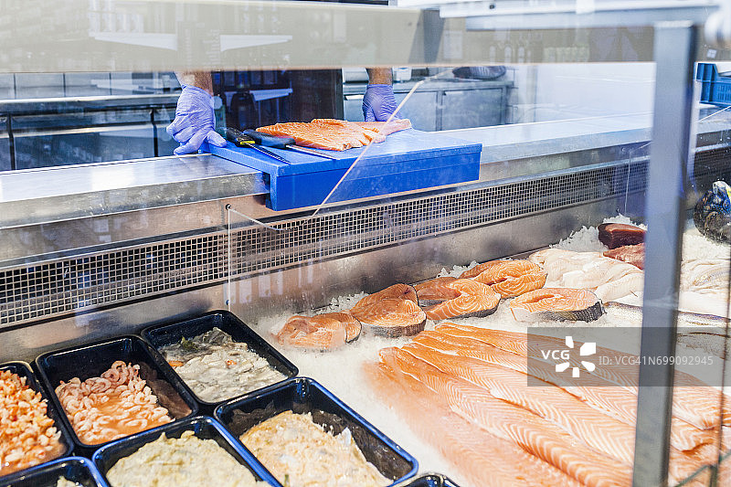 超市玻璃展示的各种海鲜图片素材