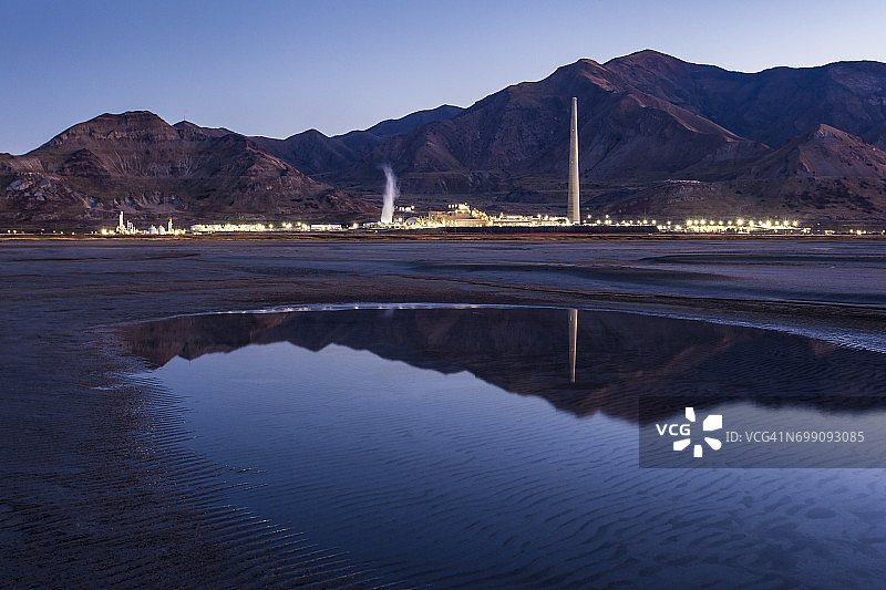 湖边的工厂图片素材