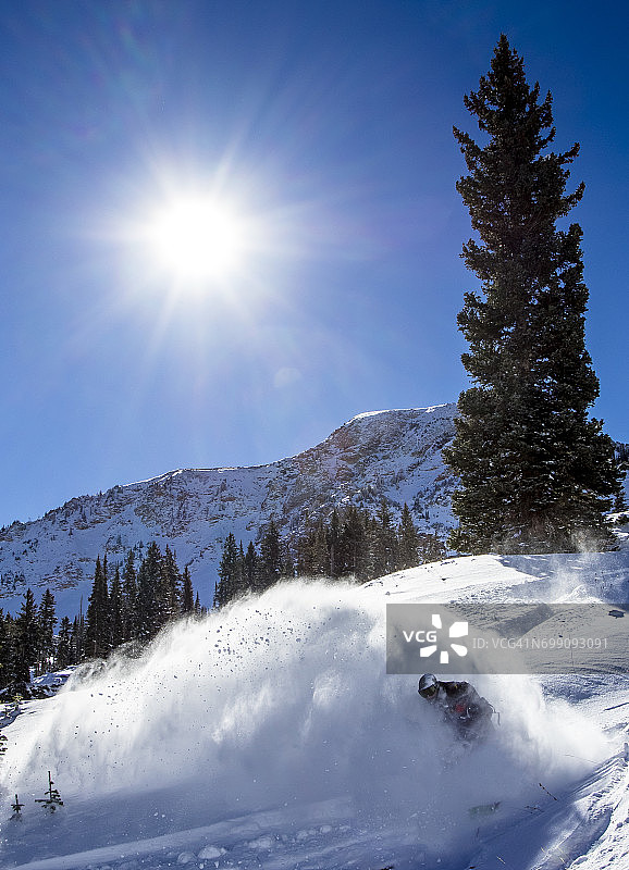 犹他州晴朗天气下的滑雪运动图片素材