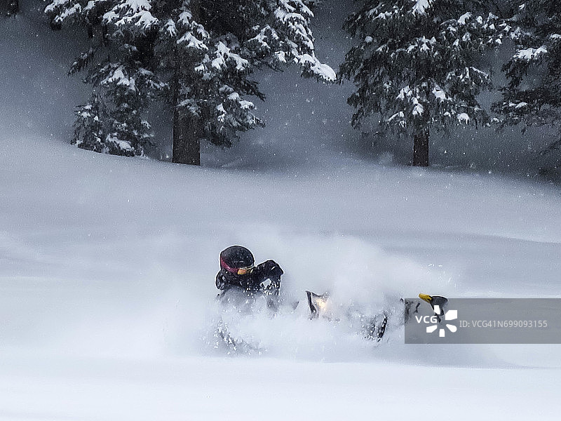 深粉雪地摩托图片素材