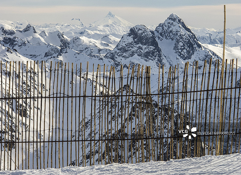 安第斯山脉风光与竹篱笆图片素材