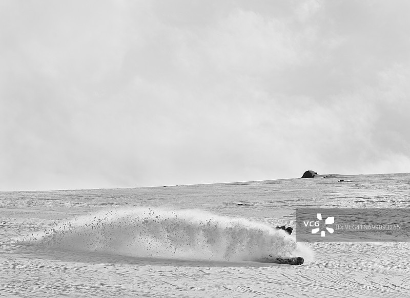 滑雪者在阿根廷雪地腾空图片素材