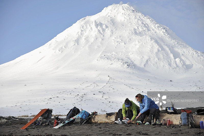 滑雪者在库克湾奥古斯丁岛的海滩上整装待发图片素材