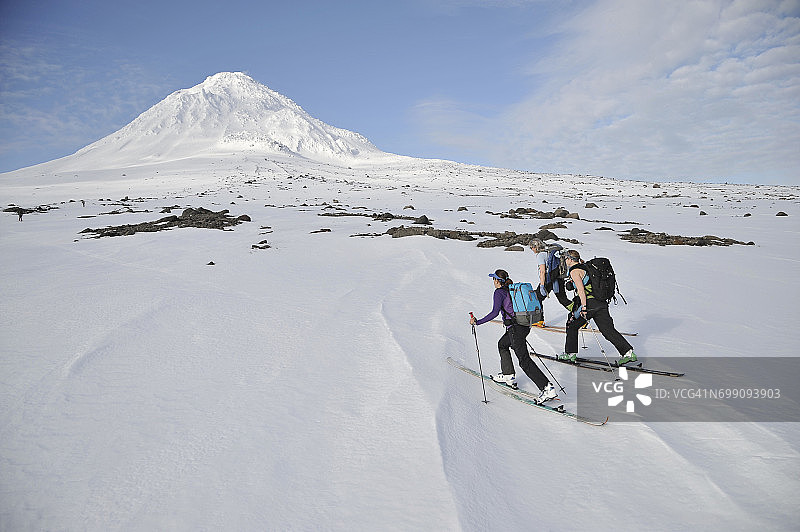 滑雪者攀登奥古斯丁山的东北侧图片素材