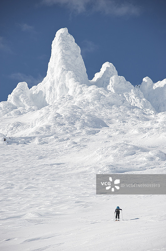 滑雪者攀登奥古斯丁山的东北侧图片素材