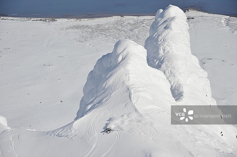 滑雪者从奥古斯丁山顶滑下图片素材