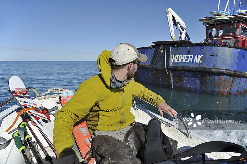 滑雪者在阿拉斯加库克湾装载小艇准备返航图片素材