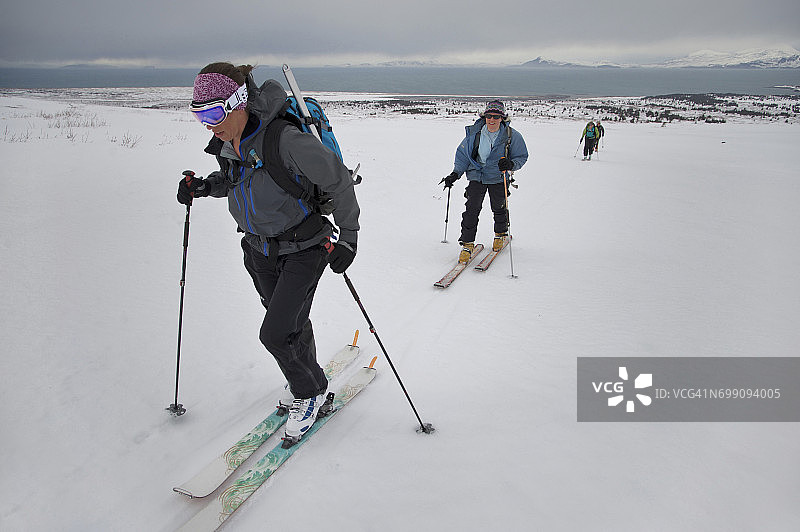 滑雪者在高风中攀登奥古斯丁山图片素材