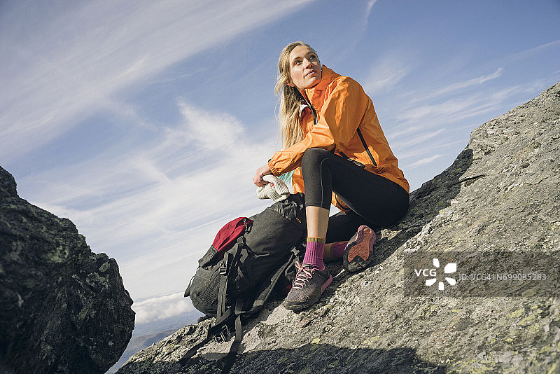 新英格兰岩石山脊上徒步的女人图片素材