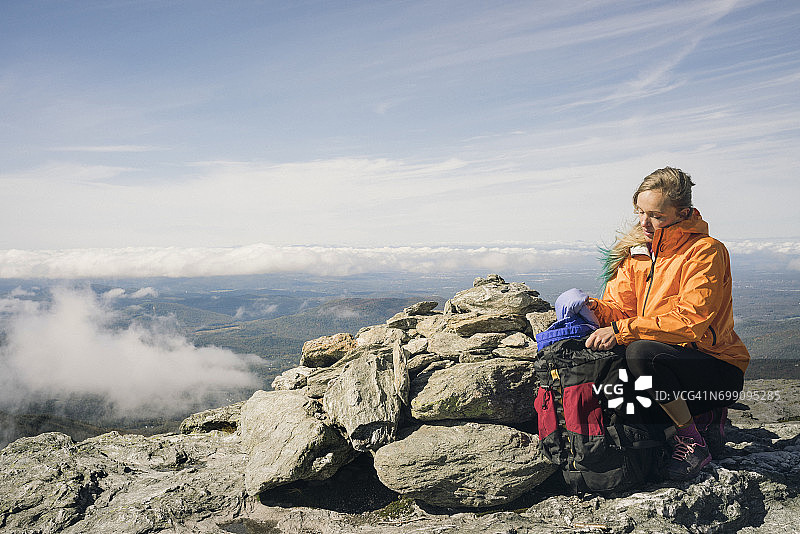 新英格兰岩石山脊上徒步的女人图片素材