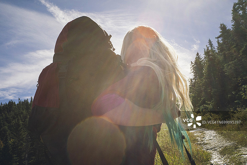 新英格兰岩石山脊上徒步的女人图片素材