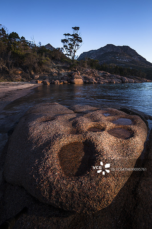 塔斯马尼亚东海岸上发光的花岗岩图片素材