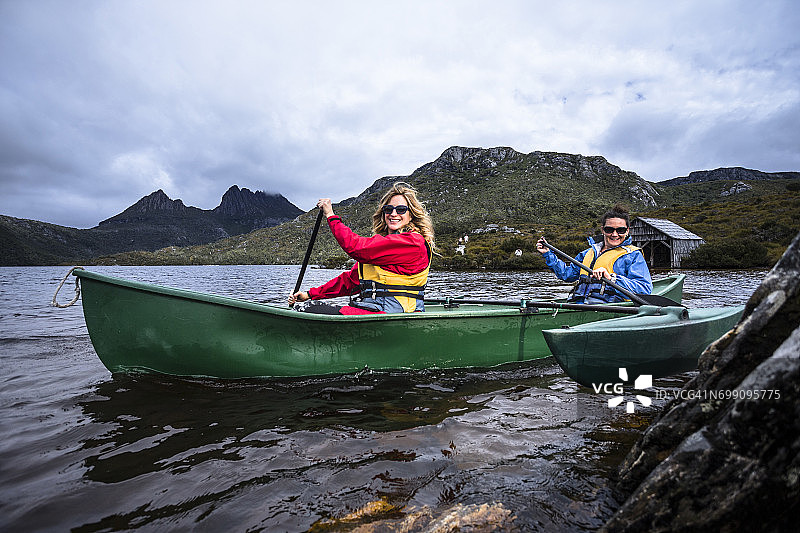 两位女人在摇篮山鸽子湖上划独木舟图片素材