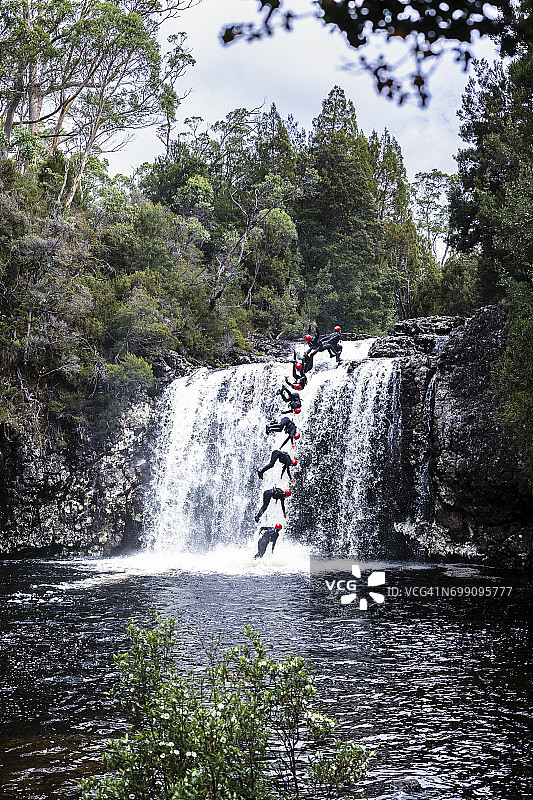 在摇篮山从铅笔松/或耐维特瀑布向后空翻图片素材
