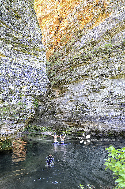 两个女孩和她们的狗在亚利桑那州圣丹斯峡谷游泳图片素材