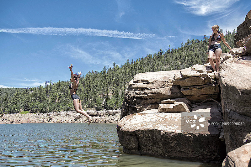 两个年轻女人悬崖跳水图片素材