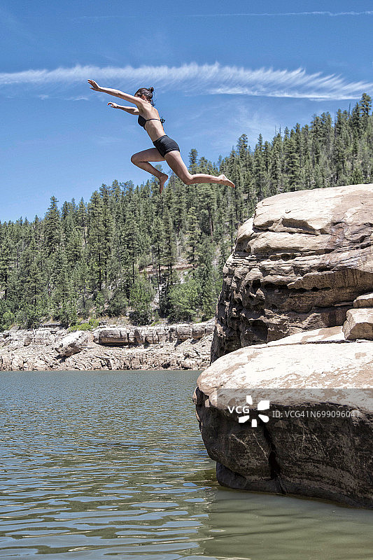 两个年轻女人悬崖跳水图片素材