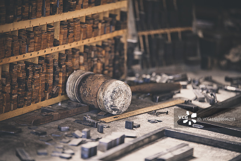 古董印刷机上使用的餐盘、框架和工具图片素材