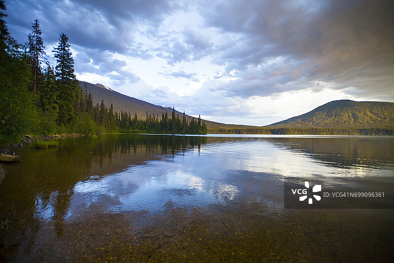 弓湖省立公园印第安波特湖上空的暴风雨天空图片素材