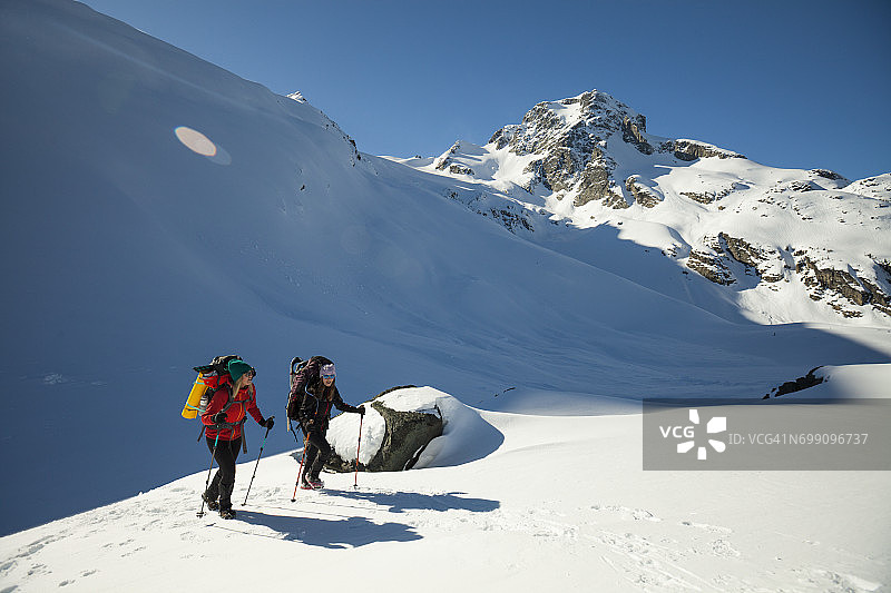两名活跃的女性背包客在乔夫雷峰下徒步图片素材